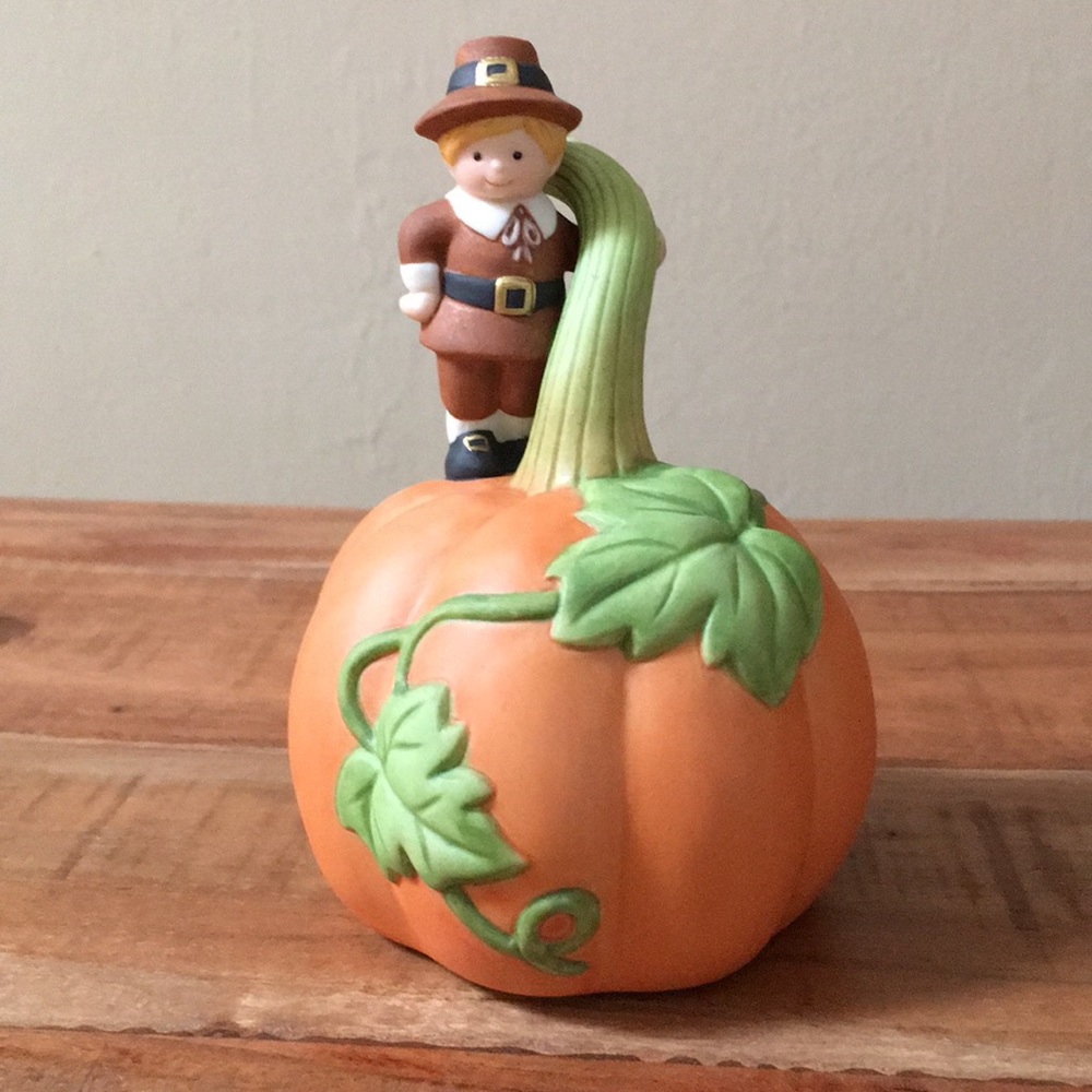Vintage 1990 Avon Thanksgiving Pilgrim Boy Pumpkin Porcelain Bell Fall Decor